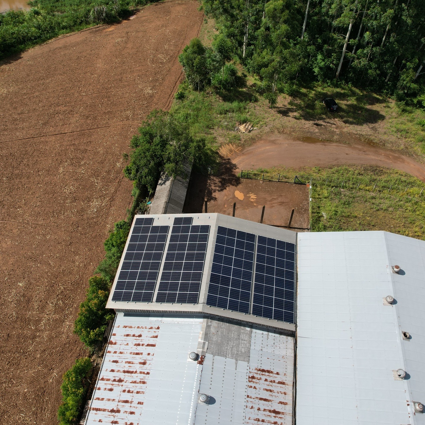Sistema de energia solar em galpão de propriedade rural instalado pela Vivant Solar
