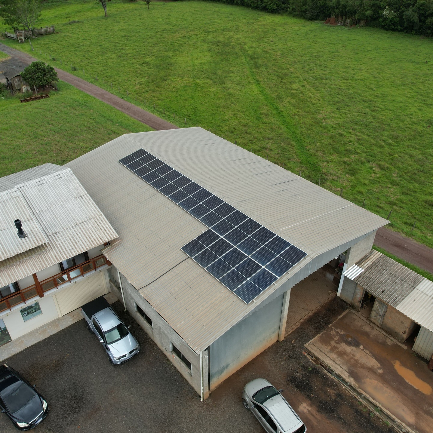 Sistema fotovoltaico empresarial instalado em telhado pela Vivant Solar