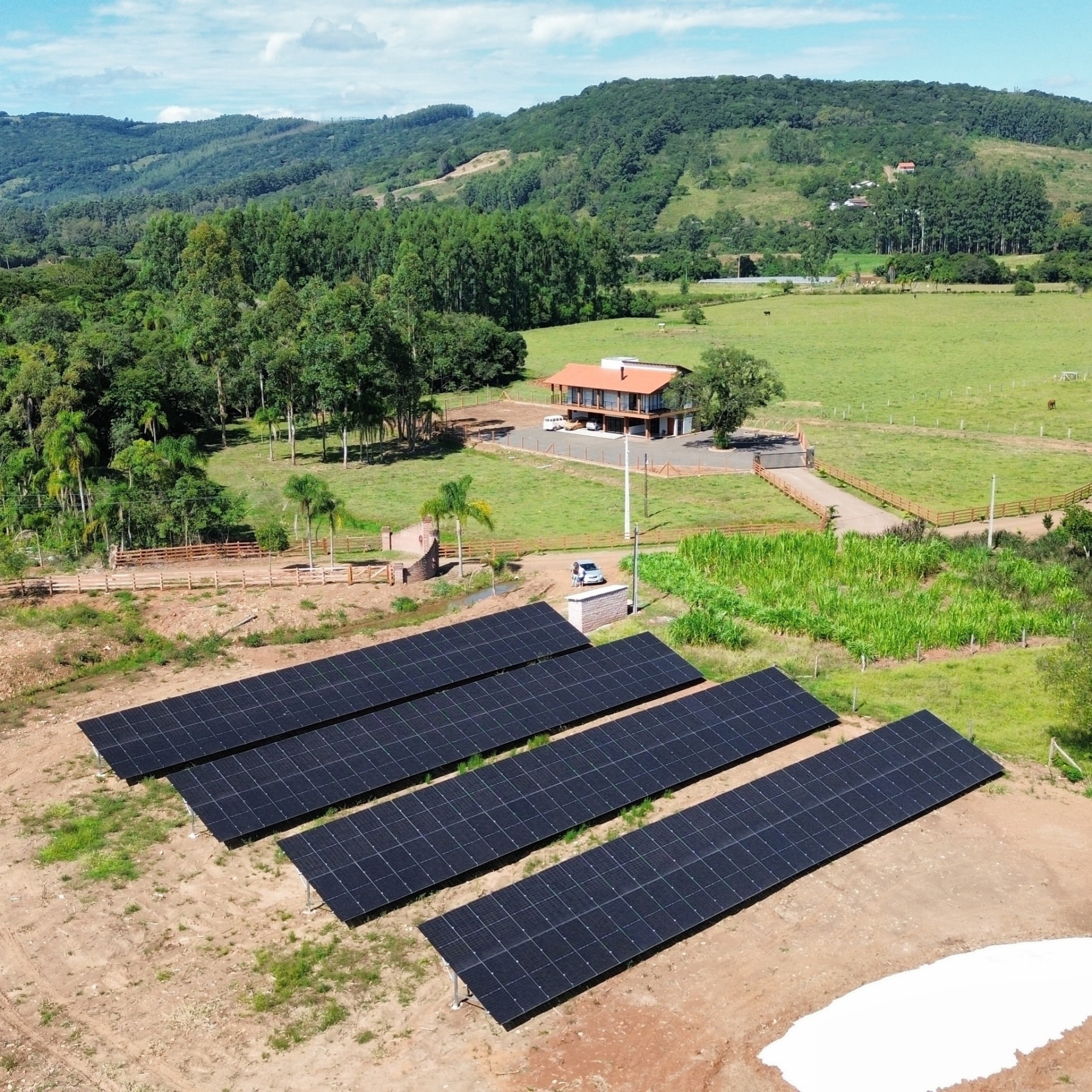 Painéis solares instalados em solo em área rural pela Vivant Solar