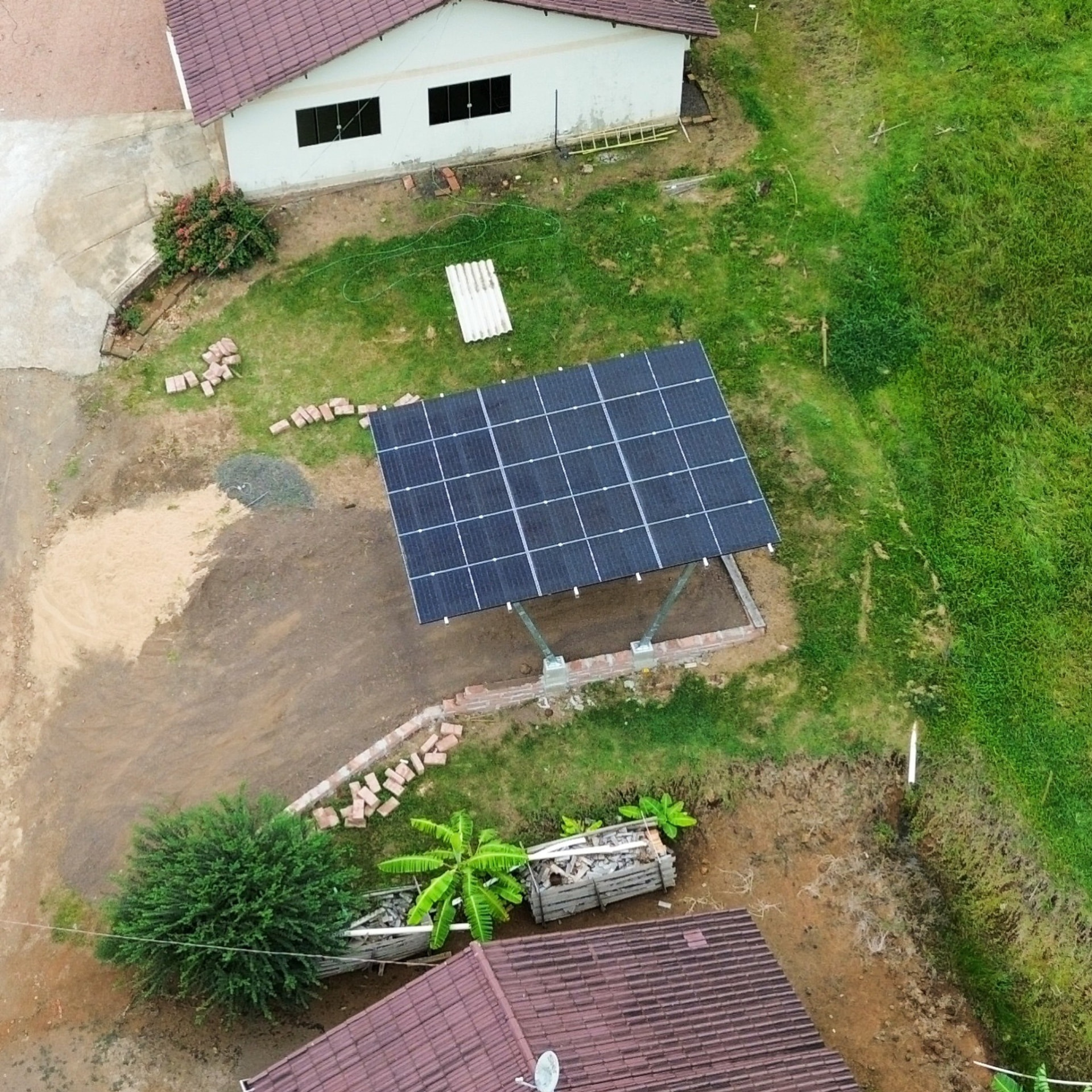 Painéis solares em estrutura no pátio de uma residência instalados pela Vivant Solar