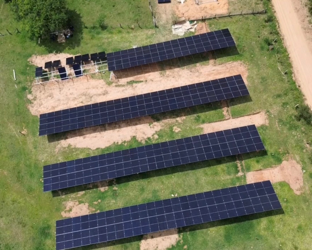 Usina solar em solo com múltiplas fileiras instalada pela Vivant Solar